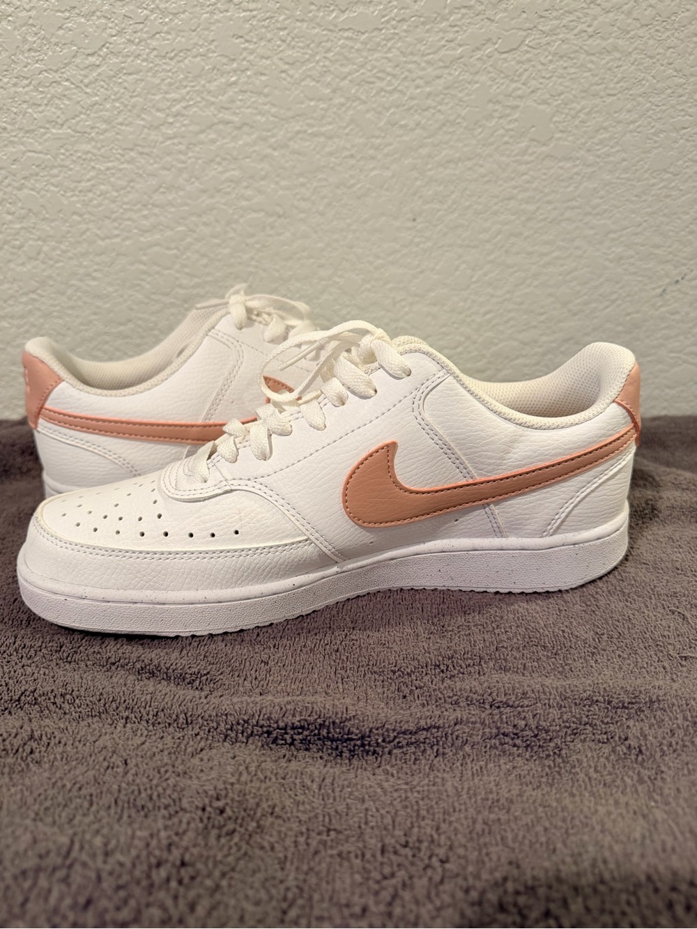 Nike Women’s Low-Top Sneakers - White with Blush Swoosh